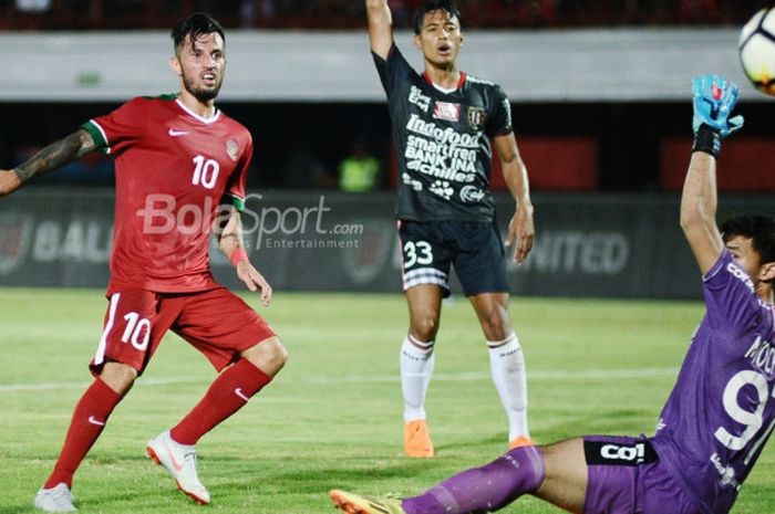 Aksi gelandang timnas U-23 Indonesia, Stefano Lilipaly (kiri), dalam laga uji coba melawan Bali United di Stadion Kapten I Wayan Dipta, Gianyar, Selasa (31/7/2018).