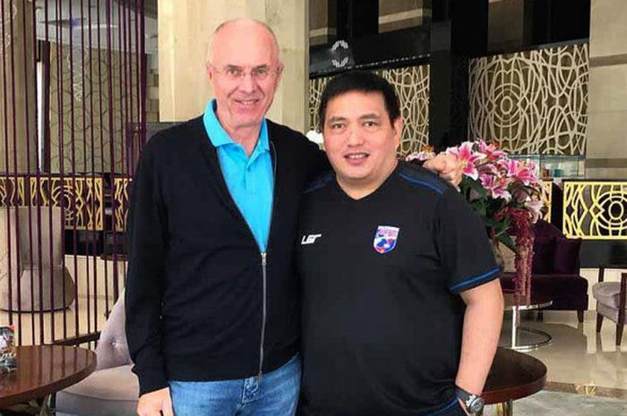 Sven-Goran Eriksson berpose dengan manajer timnas Filipina, Dan Palami