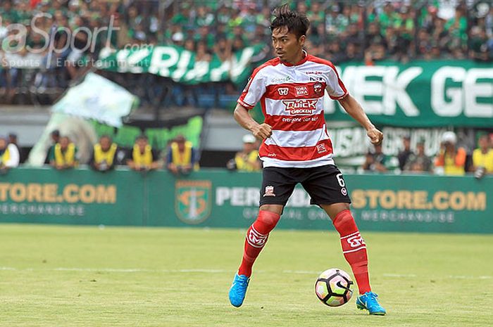 Aksi bek Madura United, Andik Rendika Rama, saat tampil melawan Persebaya Surabaya pada pekan ketiga Piala Presiden 2018 Grup C di Stadion Gelora Bung Tomo Surabaya, Jawa Timur, Minggu (28/01/2018).