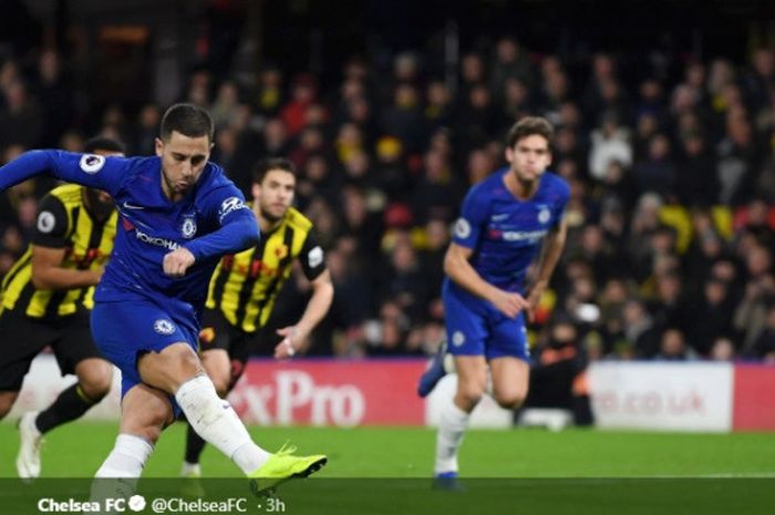 Penyerang Chelsea, Eden Hazard, menembak bola dalam laga pekan ke-19 Liga Inggris versus Watford di Vicarage Road Stadium, Rabu (26/12/2018).