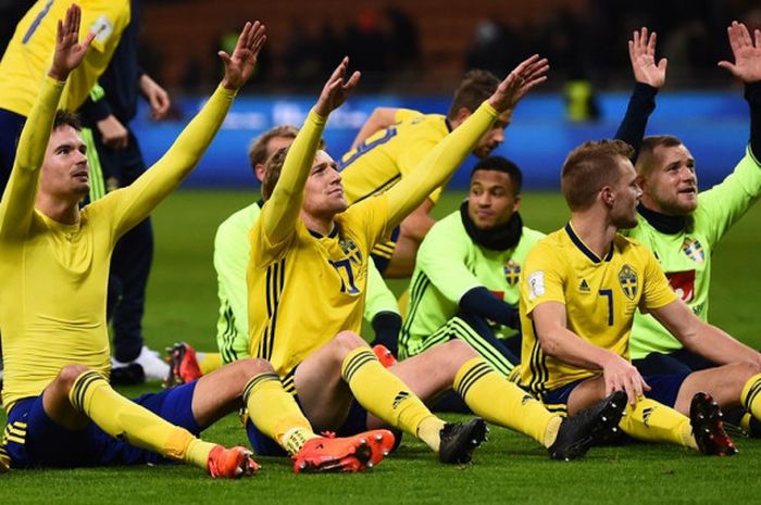 Timnas Swedia merayakan kesuksesan lolos ke putaran final Piala Dunia 2018 setelah bermain imbang 0-0 dengan Italia di Stadion Giuseppe Meazza, Selasa (14/11/2017) dini hari WIB.