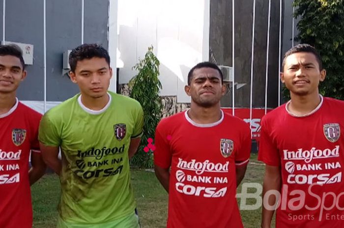 Miftahkul Hamdi, Dicky Indrayana, Yanes Roni dan Ricky Fajrin. Keempat pemain timnas U-22 ini sudah kembali bergabung bersama Bali United dalam latihan di Lapangan Banteng, Seminyak, Jumat (28/7/2017).