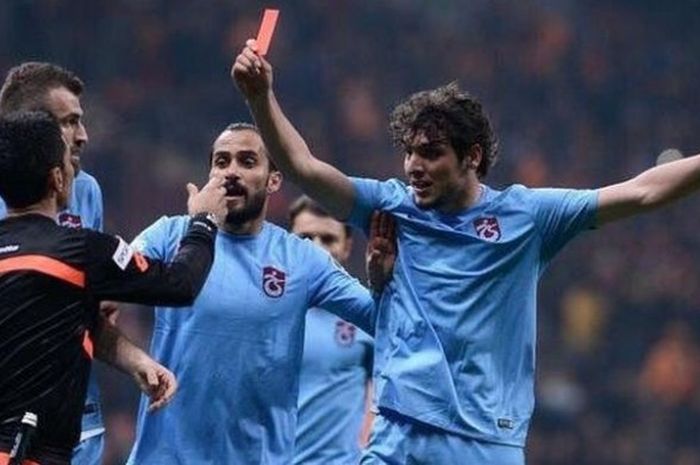 Pemain Trabzonspor, Salih Dursun, melakukan hal kocak ketika memberi kartu merah dan mengusir wasit dalam pertandingan Liga Turki kontra Galatasaray di Stadion Turk Telekom Arena pada Minggu (21/2/2016).