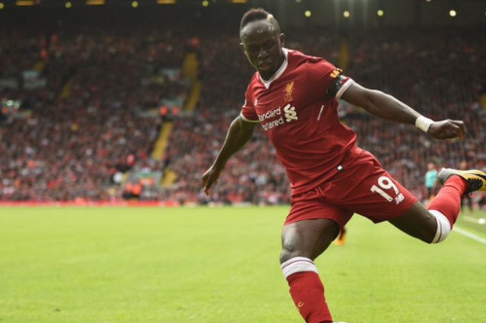 Penyerang Liverpool, Sadio Mane, beraksi dalam laga mealwan Crystal Palace di Anfield pada Sabtu (19/8/2017)