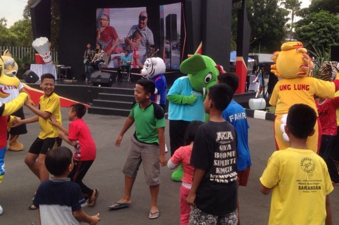 Aksi maskot-maskot Djarum saat menghibur bakat-bakat muda yang bersaing pada Audisi Umum Djarum Beasiswa Bulu Tangkis 7-9 September 2018 di GOR Jati, Kudus.