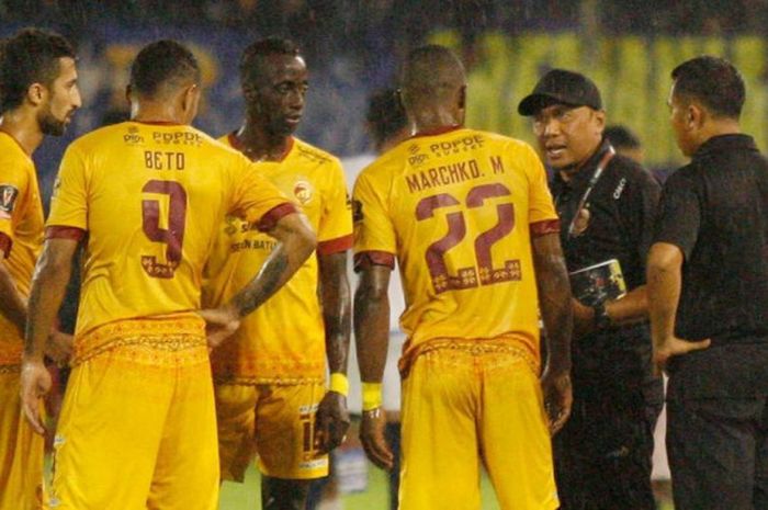 Pelatih Sriwijaya FC, Rahmad Darmawan memberikan instruksi ke pemainnya saat babak semifinal leg pertama di Stadion Gelora Sriwijaya Jakabaring, Palembang