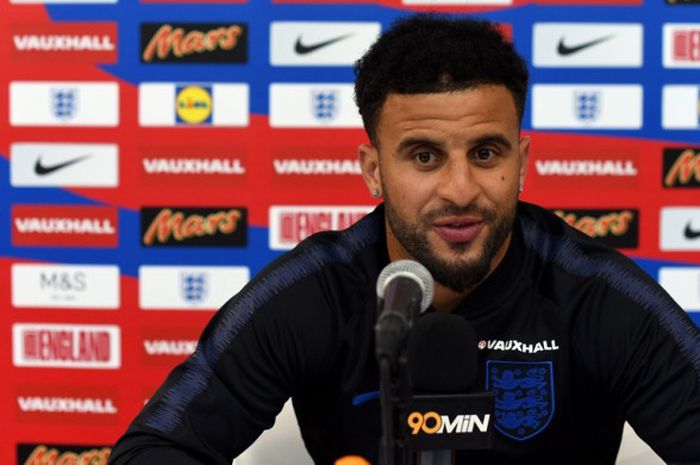 Bek kanan Inggris, Kyle Walker, berbicara dalam konferensi pers di St. George's Park, Burton-on-Tren