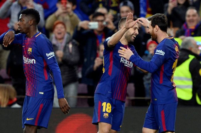 Megabintang FC Barcelona, Lionel Messi (kanan), merayakan golnya bersama Jordi Alba dalam laga Liga Spanyol kontra Levante di Stadion Camp Nou, Barcelona, pada 7 Januari 2018.