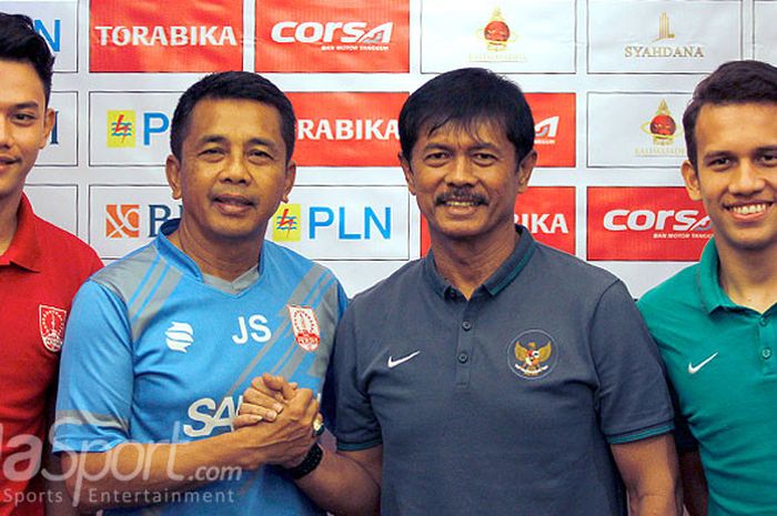 Pelatih Persis Solo, Jafri Sastra (kedua dari kiri) bersalaman dengan pelatih timnas U-19 Indonesia, Indra Sjafri (kedua dari kanan), dalam jumpa pers di Stadion Manahan