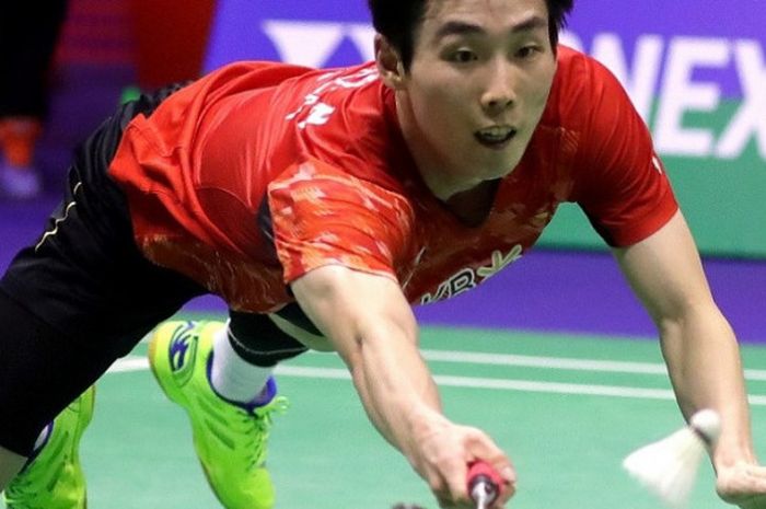 Pebulu tangkis tunggal putra Korea Selatan, Son Wan-ho, bersiap mengembalikan kok ke arah Kento Momta (Jepang) pada babak semifinal Hong Kong Open 2018 di Hong Kong Coliseum, Sabtu (17/11/2018).