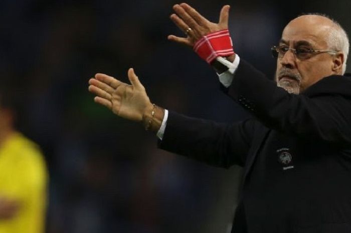 Pelatih Malaysia Nelo Vingada memberikan instruksi kepada pemain.