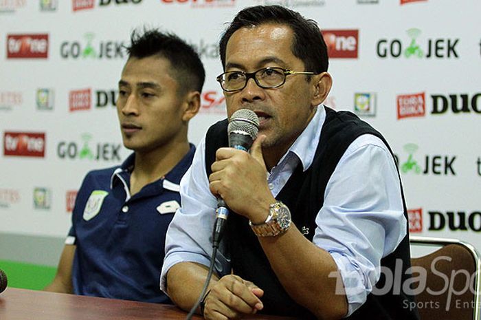 Pelatih Persela Lamongan, Aji Santoso, berbicara kepada media usai laga melawan Arema FC pada Pekan 24 Liga 1 di Stadion Kanjuruhan Malang, Jawa Timur, Sabtu (16/09/2017) malam. 