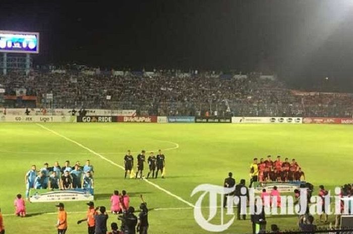Suasana sebelum laga antara Persela Lamongan kontra Persija Jakarta di Stadion Surajaya, Lamongan, Minggu (20/5/2018). 