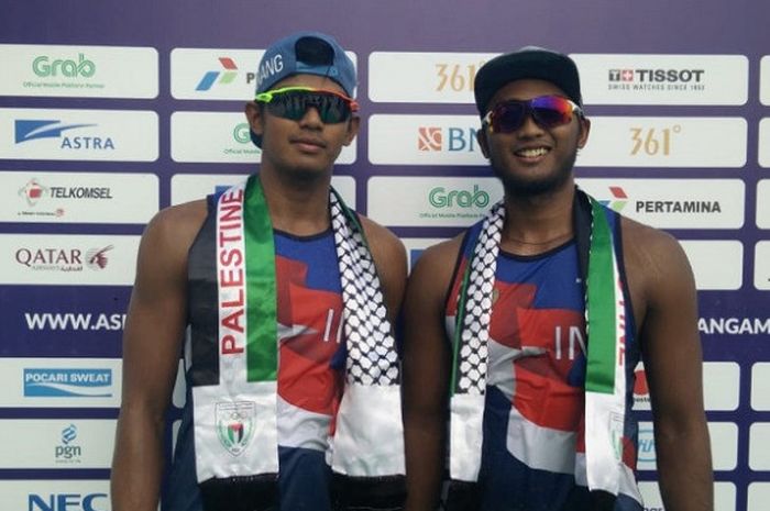 Pasangan pebola voli pantai putra Indonesia, Gilang Ramadhan/Danangsyah Yudistira Pribadi (kiri), berpose seusai pertandingan ketiga Pul G melawan  Khaled Alarqan/Mohammed Alqishawi (Palestina). Gilang/Danang menang 2-0 (21-11, 21-13) pada laga yang berlangsung di Jakabaring Sport City, Palembang, Selasa (21/8/2018).