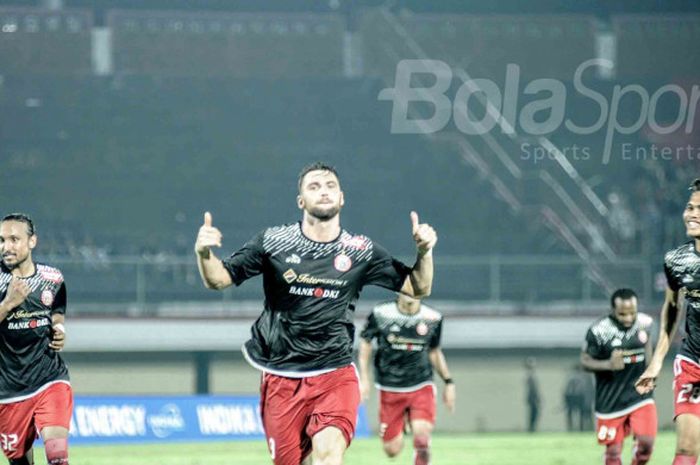 Selebrasi penyerang Persija Jakarta, Marko Simic, saat menghadapi Borneo FC di pertandingan Grup D Piala Presiden 2018, Rabu (24/2/2018).