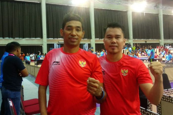 Ganda putra Indonesia, David Jacobs (kiri) dan Komet Akbar, setelah meraih medali emas cabang tenis 