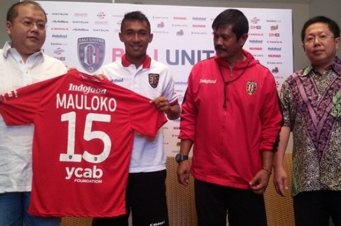 Pemain Bali United, Yulius Mauloko memegang jersey timnya dengan CEO Yabes Tanuri dan disaksikan pelatih Indra Sjafri serta pemilik klub Pieter Tanuri usai tanda tangan kontrak baru di Legian, Bali, Jumat (19/2/2016). 