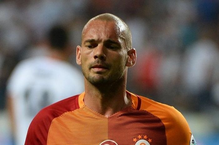    Gelandang Galatasaray, Wesley Sneijder, menjalani partai kontra Bersiktas pada Piala Super Turki di Torku Arena, Konya, Sabtu (13/8/2016).   