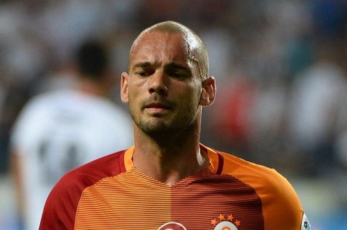 Gelandang Galatasaray, Wesley Sneijder, menjalani partai kontra Bersiktas pada Piala Super Turki di Torku Arena, Konya, Sabtu (13/8/2016).