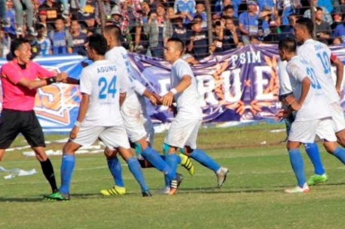 Para pemain PSIS Semarang mengejar wasit Mustofa Umarella selepas sang pengadil meniup peluit panjang tanda laga kontra PSIM Yogyakarta usai di Stadion Sultan Agung, Bantul, Sabtu (30/7/2016) sore. 