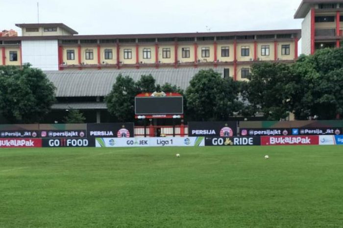 Kondisi Lapangan Stadion PTIK jelang laga Persija Jakarta kontra Persebaya pada partai laga tunda pekan ke-12 Liga 1 yang akan digelar Selasa (26/6/2018).