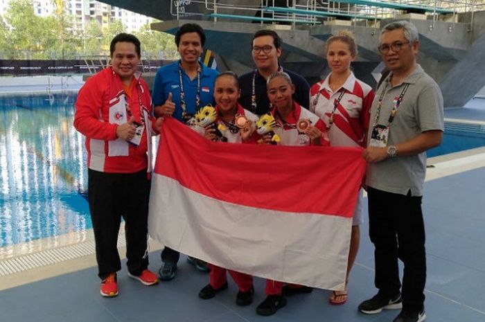 Perenang indah Indonesia, Anisa Feritrianti dan Claudia Megawati Suyanto, berpose dengan pelatih, manajer dan pengurus PRSI setelah mendapat medali perunggu di  nomor duet free routine yang digelar di National Aquatic Centre, KL Sports City, Bukit Jalil, Minggu (20/8/2017).