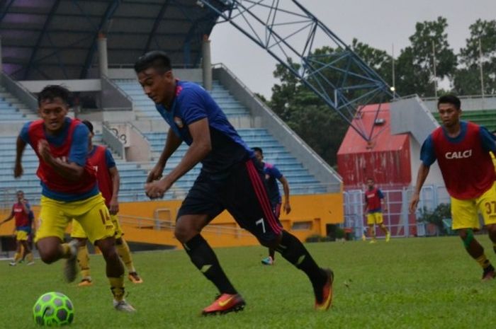 Para pemain Sriwijaya FC melakoni game internal di Stadion Gelora Sriwijaya, Jakabaring, Palembang. 