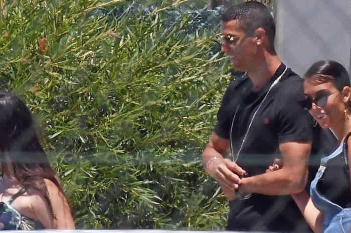Cristiano Ronaldo menggandeng Georgina Rodriguez di Bandara Malaga, Spanyol