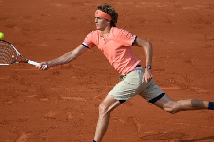 Petenis tunggal putra Jerman, Alexander Zverev, mengembalikan bola dari sang lawan, Ricardas Berankis (Lithuania), pada babak kesatu turnamen French Open yang berlangsung di Stade Roland Garros, Paris, Prancis, Minggu (27/5/2018).