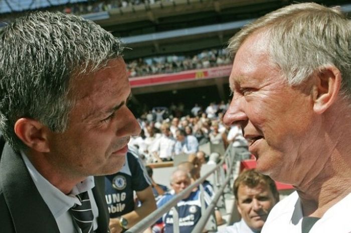 Pelatih Chelsea, Jose Mourinho (kiri), dan juru taktik Manchester United, Sir Alex Ferguson, bertegur sapa dalam pertandingan Community Shield di Wembley Stadium, London, Inggris, 5 Agustus 2007.