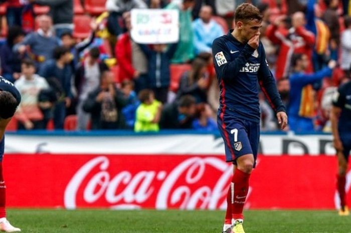 Gestur gelandang Atletico Madrid, Antoine Griezmann, usai timnya dikalahkan Levante 1-2 di Stadion Ciutat, Valencia, Minggu (8/6/2016).