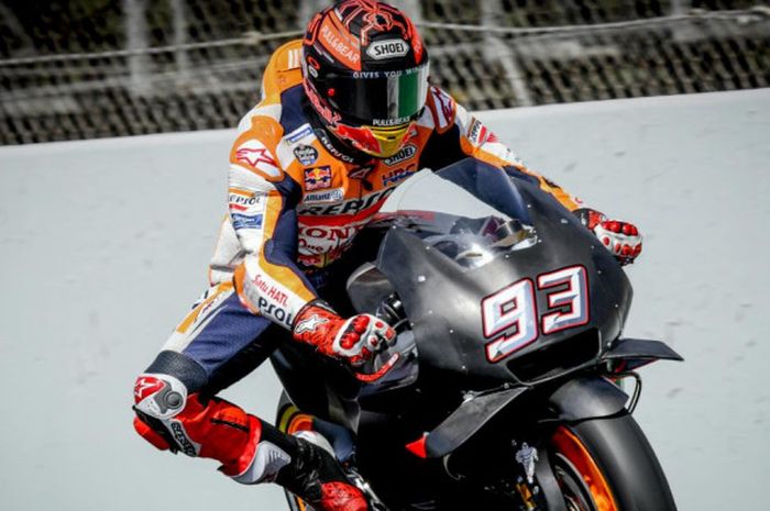 Marc Marquez tampil dengan motor Honda dengan livery full black saat sesi uji coba tengah musim MotoGP 2018 yang berlangsung di Sirkuit Catalunya, Spanyol, Senin (18/6/2018).