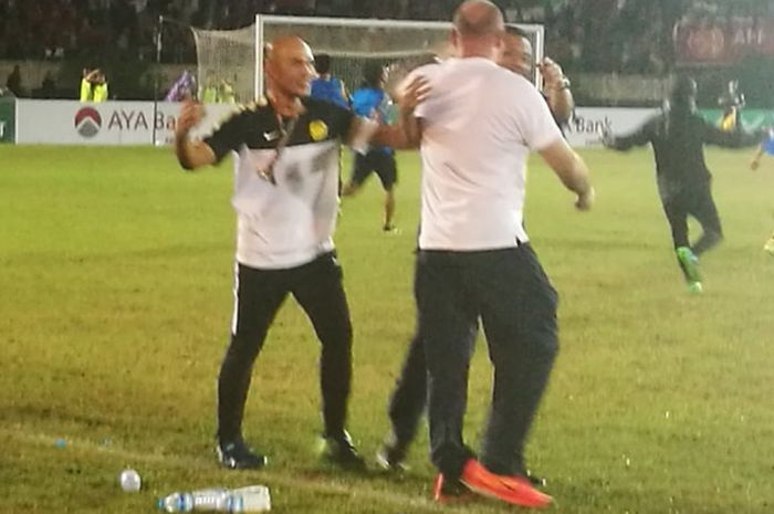 Pelatih timnas U-19 Malaysia, Bojan Hodak (kanan) disambut dua asistennya seusai mengalahkan Myanmar via adu penalti pada semifinal Piala AFF U-18 2017 di Stadion Thuwunna, Yangon, Myanmar, Jumat (15/9/2017). 