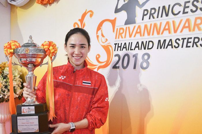 Tunggal putri Thailand, Nitchaon Jindapol, mengangkat trofi juara Thailand Masters 2018 setelah menang atas Pornpawee Chochuwong di final hari Minggu (14/1/2018).