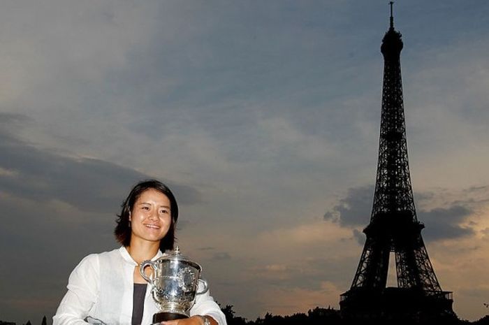 Petenis asal China, Li Na, menciptakan sejarah dengan menjadi petenis wanita pertama Asia yang berhasil menjuarai ajang grand slam di Prancis Terbuka 2011.