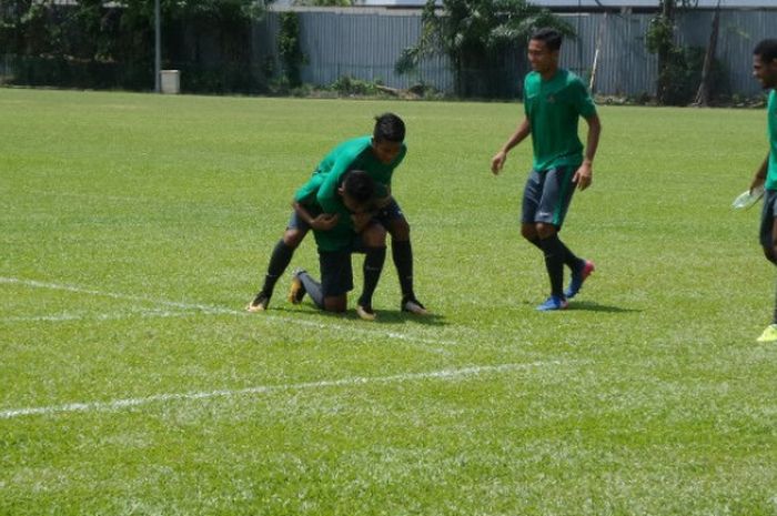 Winger timnas U-22 Indonesia, Sadil Ramdani dicengkeram oleh bek kanan I Putu Gede Juniantara seusai latihan sesi siang di lapangan Kelab Aman, Lorong Damai, Kuala Lumpur, Senin (21/8/2017).