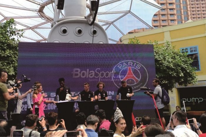 Para pemain Paris Saint-Germain (PSG), Timothy Weah, Giovanni Lo Celso, Adrien Rabiot, dan Lavyin Kurzawa, hadir dalam acara jumpa fan yang digelar di Clarke Quay, Singapura Pada Kamis (26/7/2018),