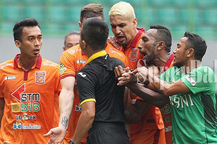 Pemain Bhayangkara FC Firman Utina (kanan) saat coba merelai pemain Borneo FC yang melakukan protes pada wasit dalam laga pekan 25 Liga 1, Rabu (20/9/2017), di Stadion Patriot Chandrabhaga, Bekasi.