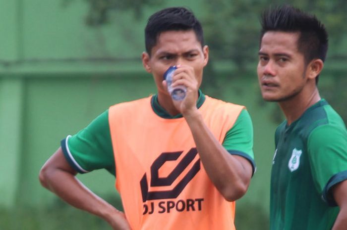 Dua bek PSMS Medan, M. Robby (kanan) dan Roni Fatahillah, dalam sesi latihan tim di Stadion Kebun Bunga, Medan