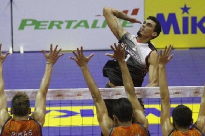 Pemain Palembang Bank SumselBabel, Evandro Diaz Sauza, melakukan smes ke arah tim Jakarta BNI Taplus pada hari pertama final four Seri II di GOR C-Tra Arena, Bandung, Jumat (14/4/2017).