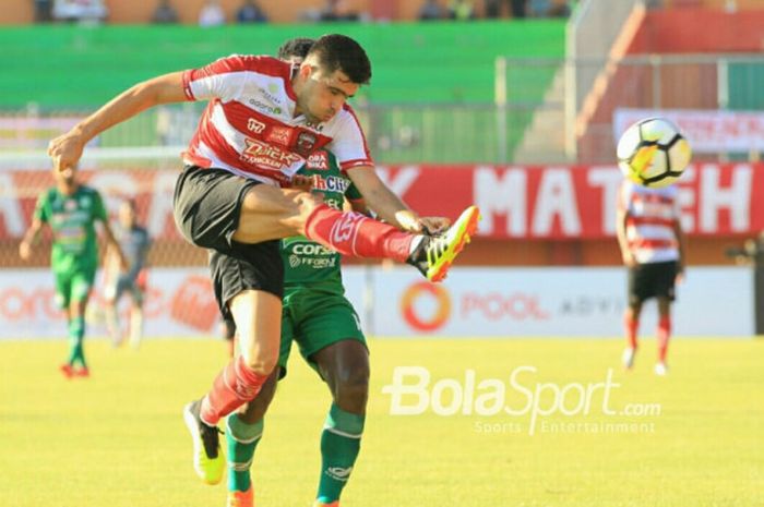 Fabiano Beltrame melepaskan tendangan pada laga Madura United kontra PSMS Medan di Stadion Gelora Ra