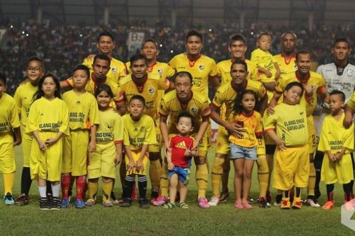 Para pemain Sriwijaya FC berpose dengan anak-anak mereka dan bocah yang jadi maskot tim sebelum menjamu Persib di Stadion Gelora Sriwijaya, Jakabaring, Sabtu (10/9/2016) malam. 
