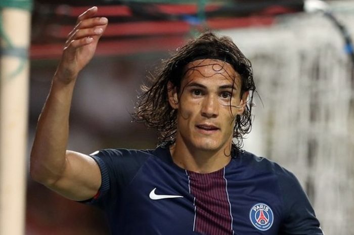 Striker Paris Saint-Germain, Edinson Cavani, melakoni partai kontra AS Monaco pada lanjutan Ligue 1 di Stadion Louis II, Senin (29/8/2016).