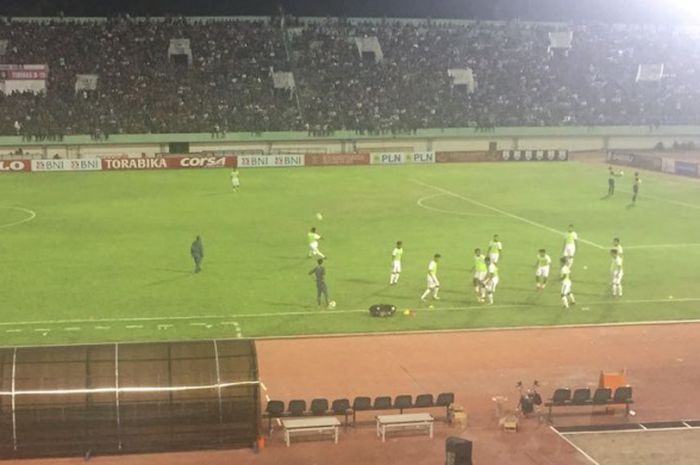 Suasana pertandingan antara Timnas U-19 Indonesia melawan Persis Solo di Stadion Manahan, Solo, Senin (28/5/2018).
