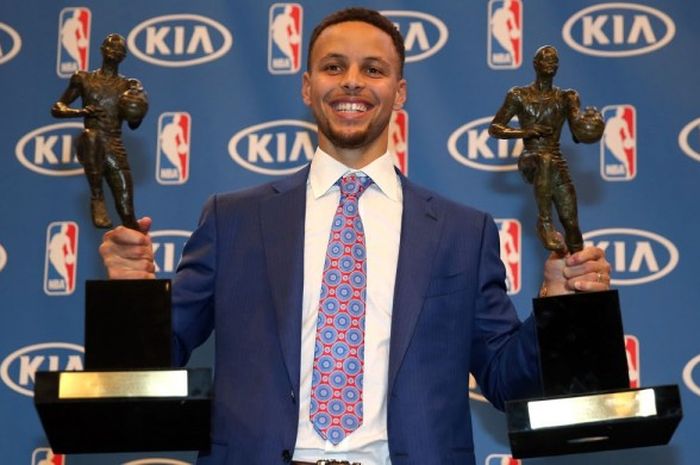 Pebasket Golden State Warriors, Stephen Curry, berfoto dengan dua trofi MVP yang dimenanginya pada 2015 dan 2016 di ruang media di Oracle Arena, Oakland, California, Selasa (10/5/2016) malam waktu setempat.