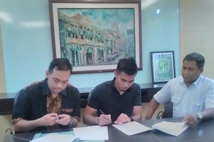 Bek Rachmat Latief (tengah) saat menandatangani kontrak bersama duo petinggi Persebaya, Chandra Wahyudi (kiri) dan Choesnoel Faried di Graha Pena, Surabaya, Jumat (17/3/2017) siang. 