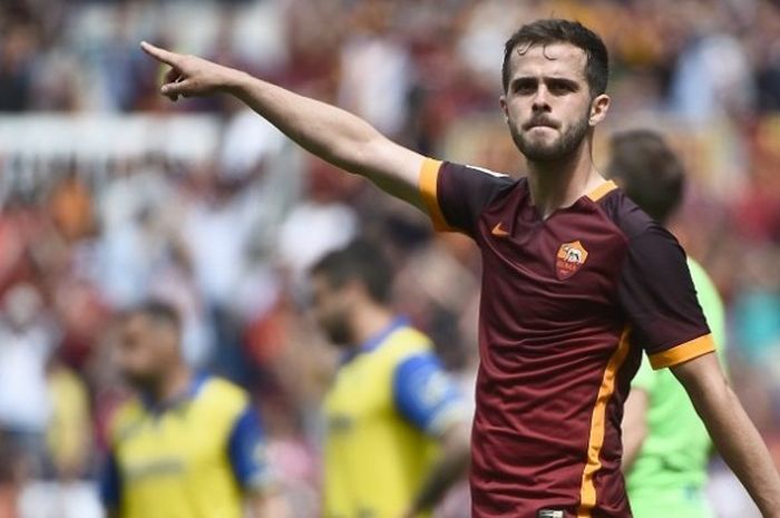 Miralem Pjanic melakukan selebrasi usai membobol gawang Chievo Verona, dala laga Serie A di Stadion Olimpico, Roma, pada 8 Mei 2016.