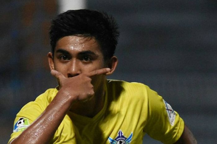 Selebrasi Arsyad Yusgiantoro setelah menceploskan bola ke Gawang Bali United di Stadion Surajaya, Lamongan, Senin (31/7/17).