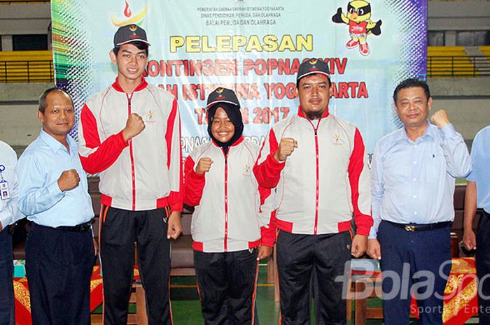 Kepala Dinas Pendidikan, Pemuda, dan Olahraga DIY, Kadarmanta Baskara Aji (kedua dari kanan) saat melepas kontingen ke ajang Pekan Olahraga Pelajar Nasional XIV di Jawa Tengah.
