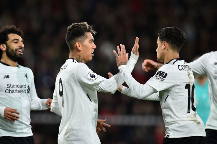 Pemain Liverpool FC, Roberto Firmino (kedua dari kiri), merayakan golnya bersama Mohamed Salah, Philippe Coutinho, dan Dejan Lovren dalam laga Liga Inggris kontra Bournemouth di Stadion Vitality, Bournemouth, pada 17 Desember 2017.